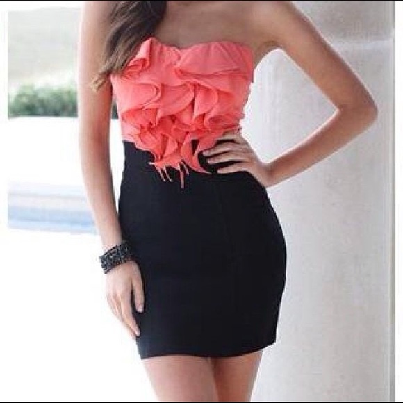 Body Central Dresses & Skirts - Strapless Body Central Body Con Dress